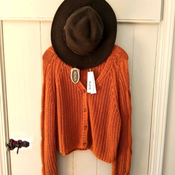 Brand New sweater 525 - Picture 8 of 9